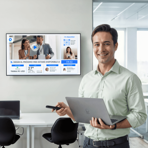 hombre feliz con mural digital